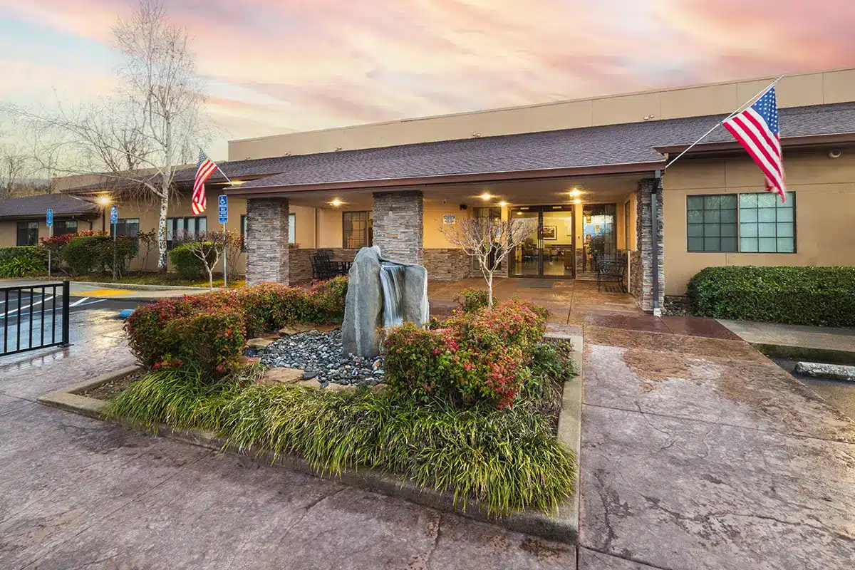 The outdoor area with a fountain at Oak River